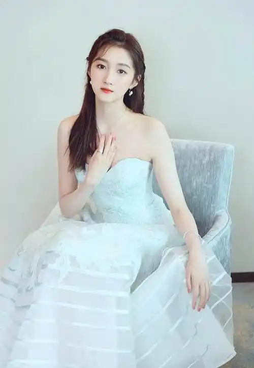 原创顶流女友的颜值天花板关晓彤晒照肤白貌美大长腿一样不缺