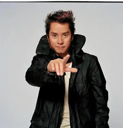 在香港的繁华都市中,一位名叫谭咏麟的年轻人正在努力寻找自己的音乐