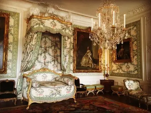凡尔赛宫的公主卧房,堆糖这个滤镜好有意思,配起来像是赫本时代的老