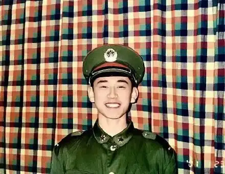 钱枫晒n年前军装照致敬军人,飒爽英姿的钱枫,你想打几分?