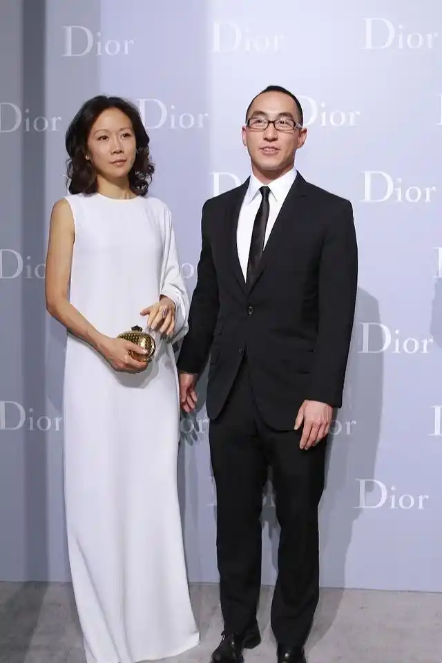 何超琼四姐弟罕见同框,二房长子何猷龙一脸无奈,与仨亲姐好生分