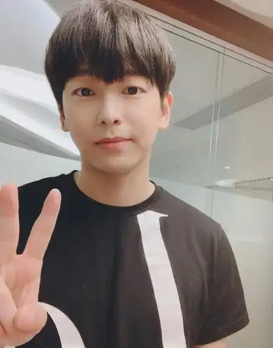 今日份少年彭昱畅时尚休闲生活照,图片大全,高清,图库-回车桌面