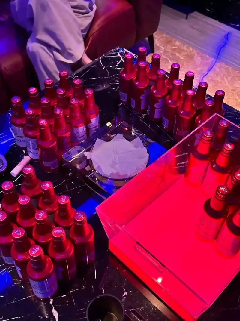 从ktv喝完酒出来后,局长非要拉着我去吃碗面 我心想一碗面有啥可吃的