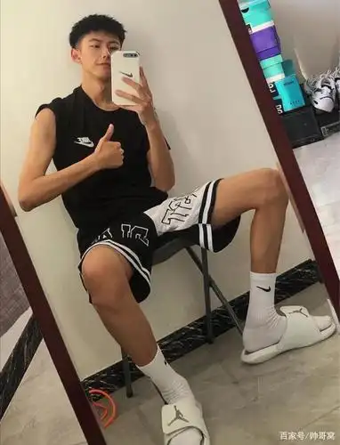 清瘦帅气的运动型体育生,爱穿白袜子,喜欢自拍的男生,有魅力!