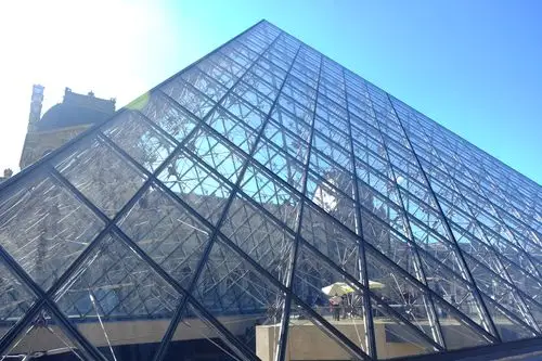 卢浮宫广场前的金字塔形玻璃入口,占地面积为24公顷,是华人建筑大师