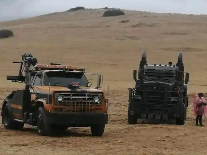 变形金刚7新片场照汽车人霸天虎集体亮相