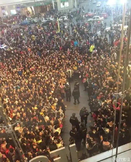 跑男2取消录制!因跑男夜间录制围观群众太多已取消成都撕名牌大战(图)