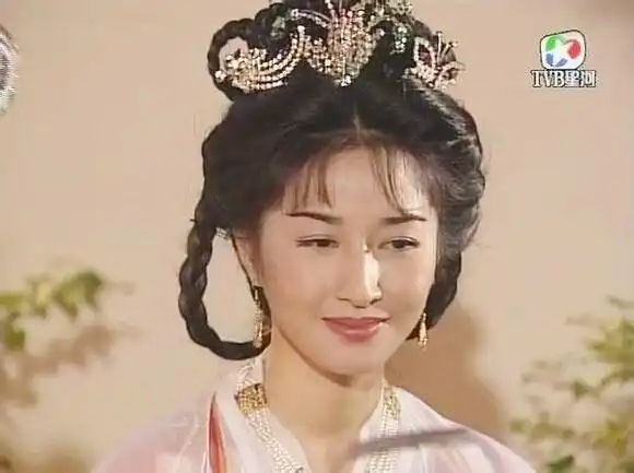 tvb电视剧《醉打金枝》中,关咏荷扮演的 升平公主,选择了空气刘海和弯
