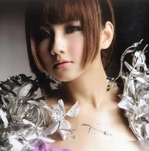 selina凤凰涅盘后满满的正能量可还记得她年轻时美得就像洋娃娃