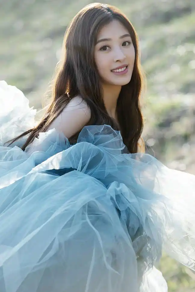 张含韵穿雾霾蓝纱裙山间拍写真笑容甜美宛如仙女飘逸出尘