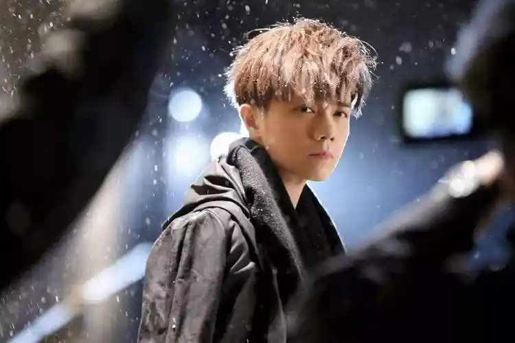 如何看待广州歌手张敬轩在被"封杀"之后重上cctv15?