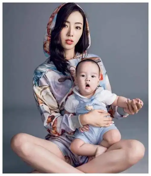 央视主持人李思思,北大毕业7次主持春晚,老公成谜,俩儿子帅气