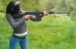 美女打枪——看着都疼(图)