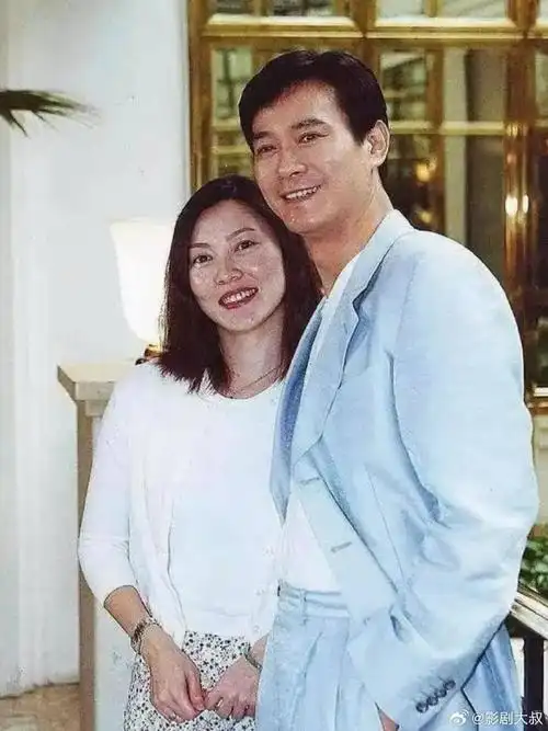 郑少秋与小17岁娇妻官晶华同框