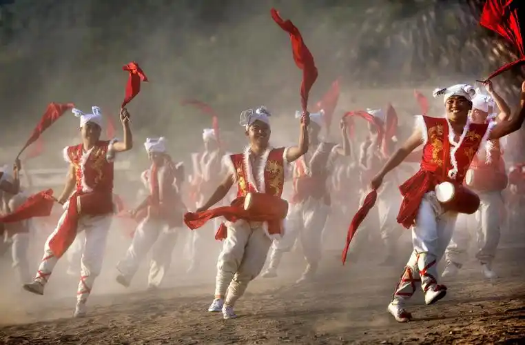 听非遗讲故事在黄土地上狂飙的安塞腰鼓