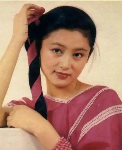 陈红,1968年12月13日出生于江西省上饶市,毕业于上海戏剧学院表演系