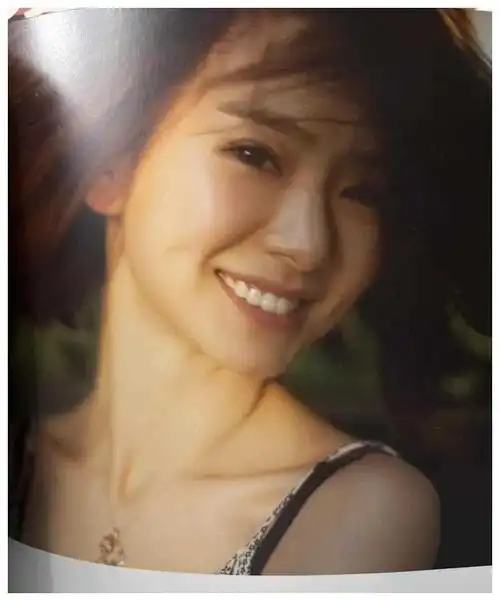 戚薇出道初期的海报惊艳无比美得让人惊叹