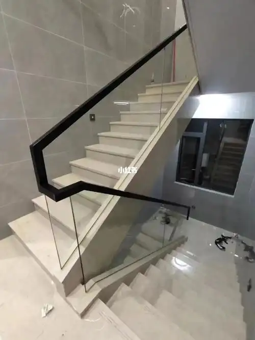 贴踏步瓷砖以及钢槽包边好,第三步:量玻璃尺寸,第四步,安装玻璃跟扶手