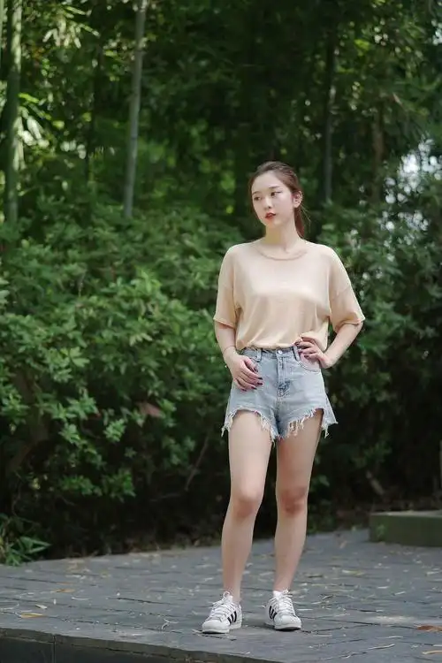 环境人像外拍---东湖边开心女孩!