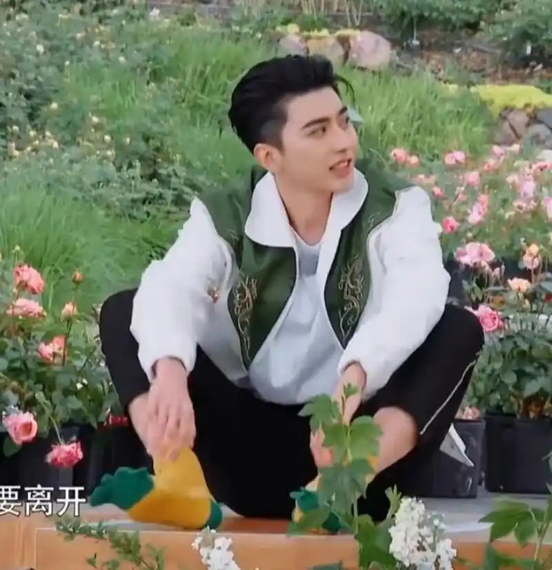 蔡徐坤的脚穿五指袜好像鸭掌