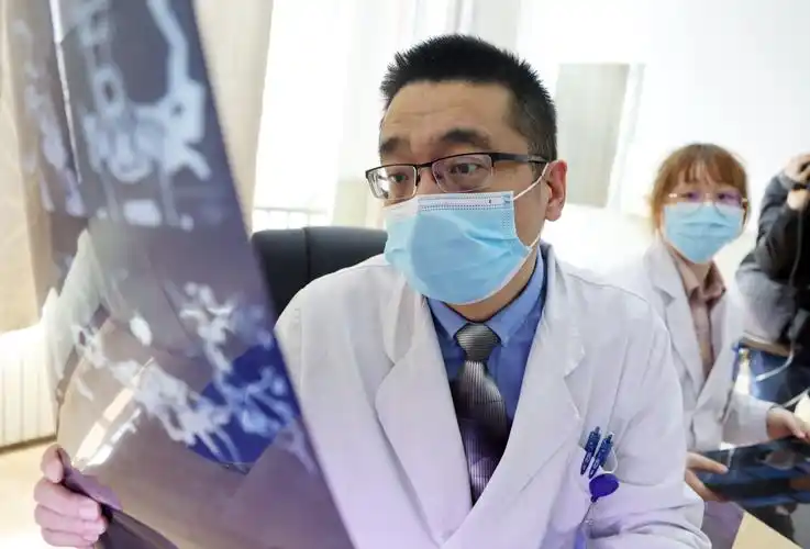 神经外科一诊室内医生正在为患者做检查.