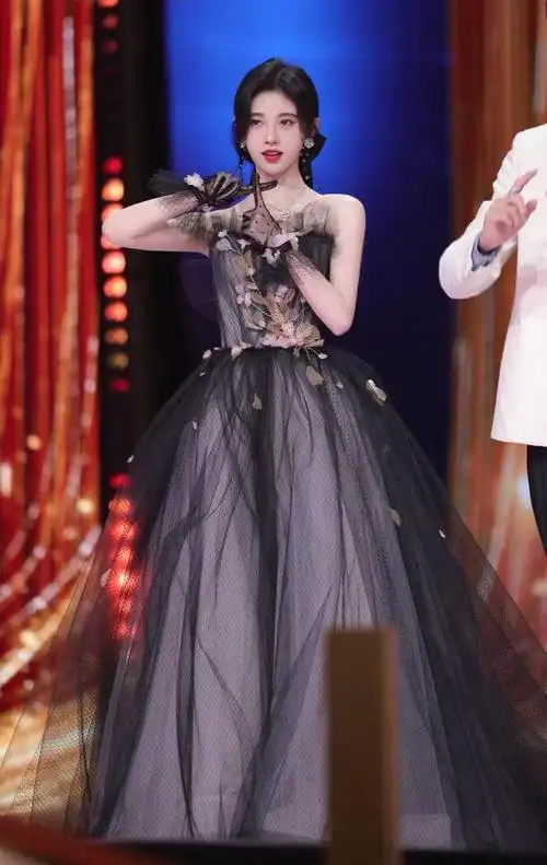 鞠婧祎化身暗黑公主一袭浅黑色网纱裙清雅点缀突出古典范