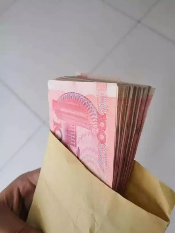 患者塞给医生一万元红包表达感谢,医生收下后这样做