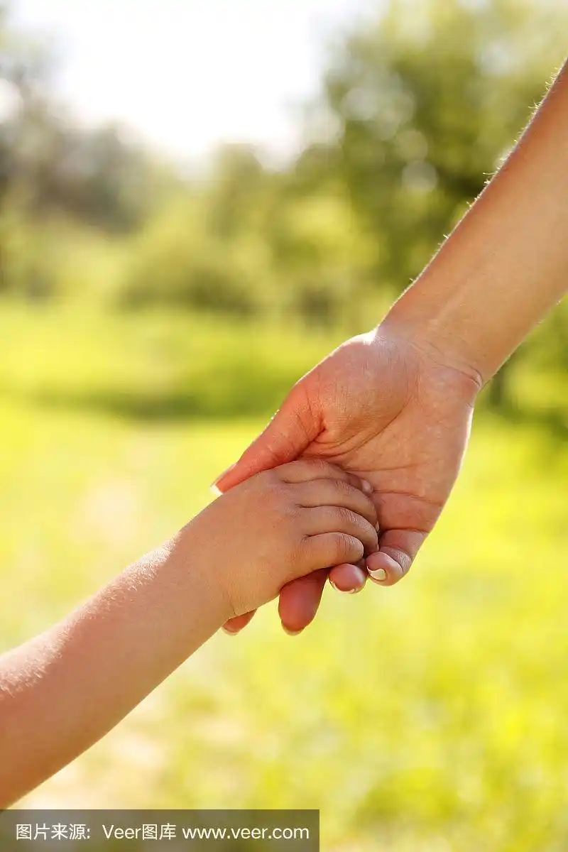 父母牵着小孩的手