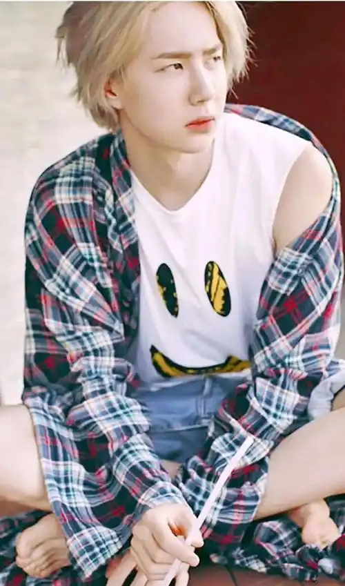 王一博早期的白牡丹照片,一头金色头发,看起来好好看_感觉_少爷_贵族