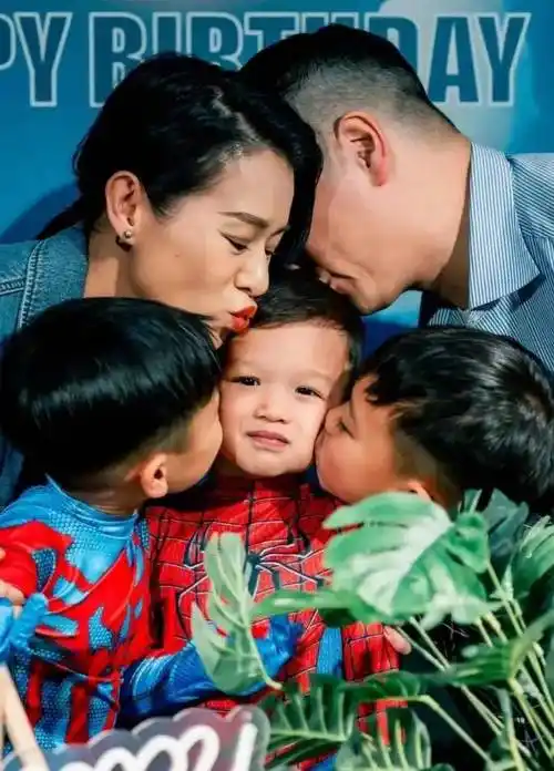 原创萌娃奕宏爆红胡杏儿三胎儿子庆生表演天赋萌翻全场