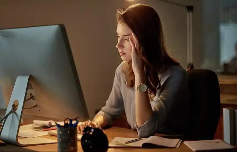 这似乎成为了家常便饭,她们需要熬夜学习,需要加班工作,也有很丰富的