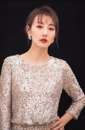 主持人李好和老婆秀恩爱,郭晓敏穿着宽松引猜测,网友:怀三胎?