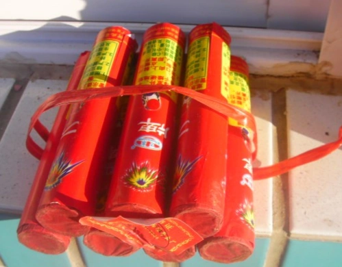 二踢脚到现在没有淘汰,年年都是有的.  点燃鞭炮后,从魔术棒里冲