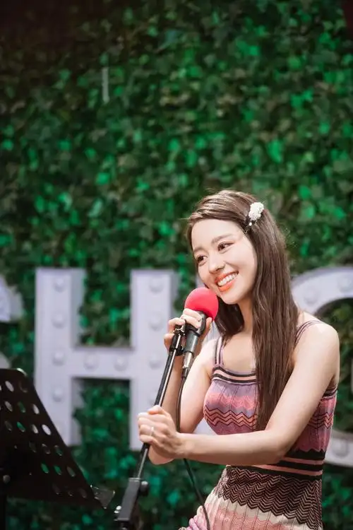 吉娜穿彩虹针织裙尽展曲线美及腰长发搭珍珠发卡笑容甜美