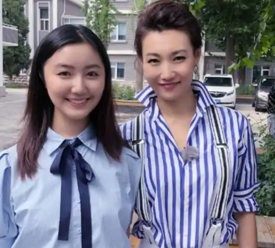 央视主持人李梓萌:戴假发工作十几年,如今婚姻问题成父母心病