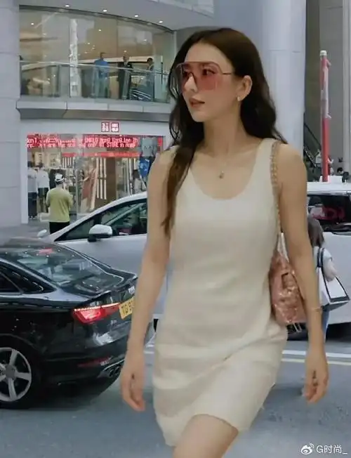 郭富城老婆方媛出街很贵妇,戴"粉色墨镜"穿白色香奈儿