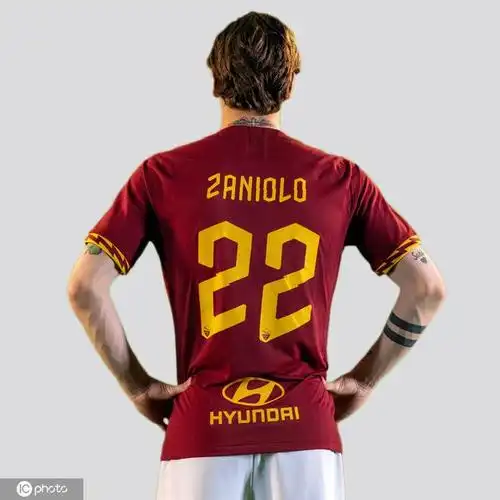 罗马队新赛季主场球衣出炉,经典红色搭闪电条纹