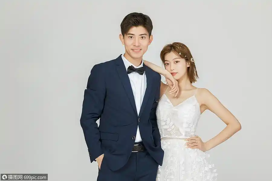 年轻情侣婚纱照女生靠在男生肩膀新娘黄种人