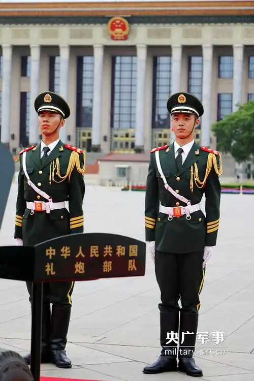 跪姿改立姿:中国礼炮兵采用新动作亮相天安门广场