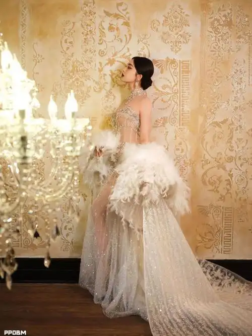 古力娜扎出席vogue时尚盛会身着珍珠羽毛透视裙展现魅力