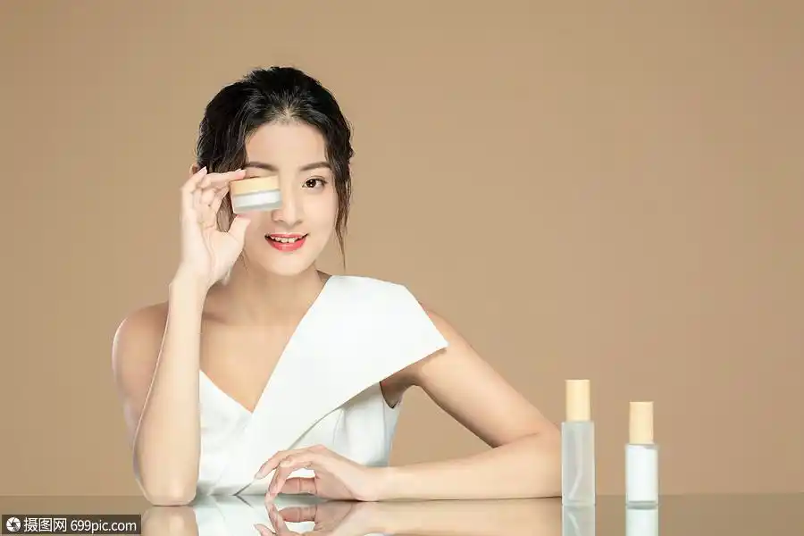 美女补水水润护肤脸部模特