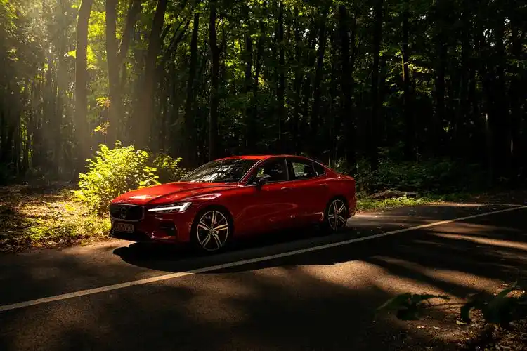 2019红色沃尔沃s60汽车