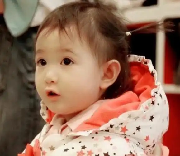 不过小编倒是觉得没关系,毕竟奥莉小时候的发量也不多.