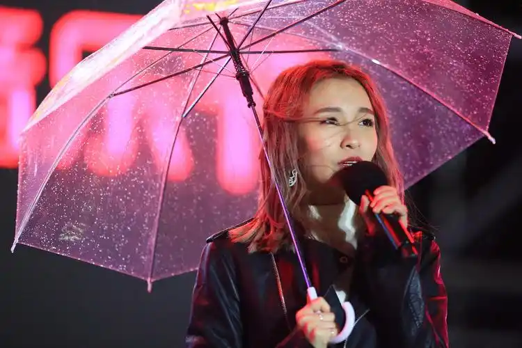 南拳妈妈女主唱梁心颐(lara) 雨中丽影