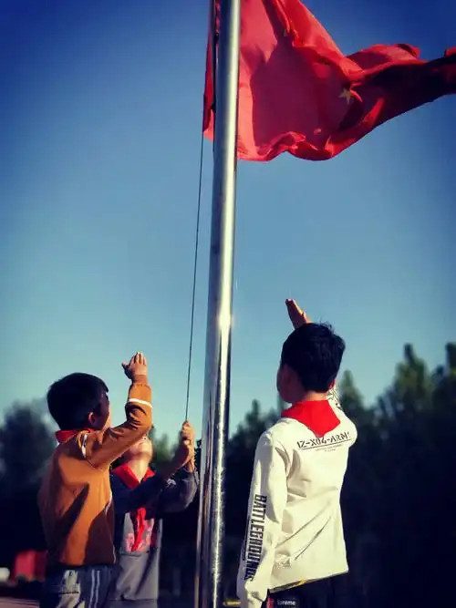 升国旗,向祖国庄严敬礼
