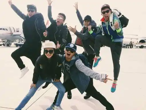 《跑男》七人的拍照姿势,图1学不会,图3搞怪,图5辣眼睛