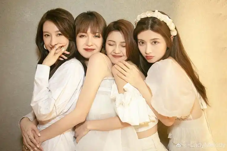 听说有人想看四个美女的合照那不得让你们看看不需要截原图直出65m