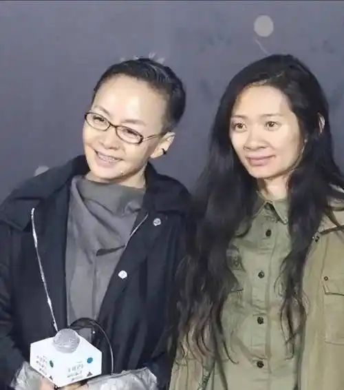 宋丹丹继女长得不漂亮但气质好,穿工装外套有大导演范,简单高级_风格