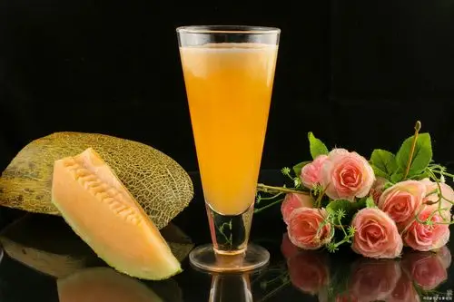 加入牛奶,搅打细腻即可 喜欢口感细腻的,过滤一道即可 【哈密瓜汁】