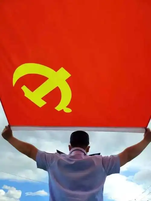 奋斗百年路启航新征程我和党旗合个影党旗始终在我心